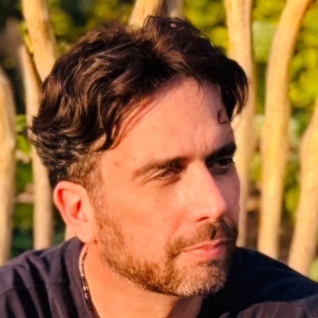 Ritratto di Gianluca Bove all'aperto